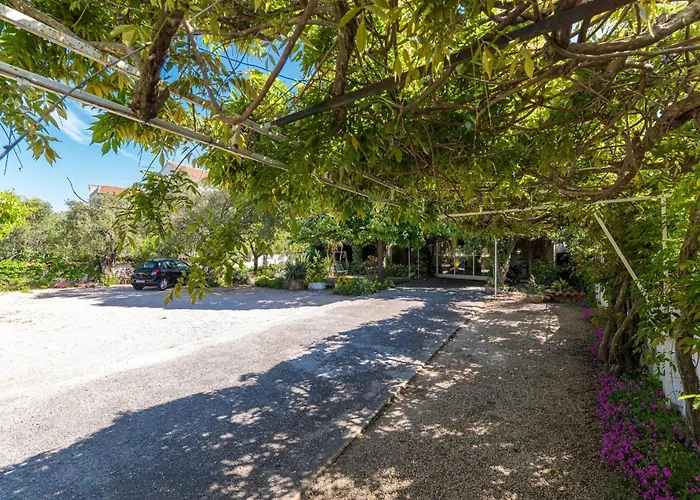 Apartment In Brodarica Near Beach Brodarica