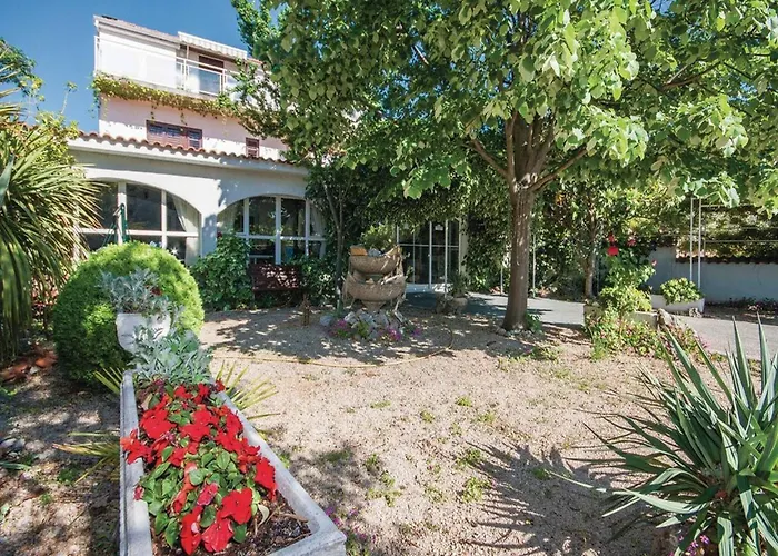 Apartment In Brodarica Near Beach *