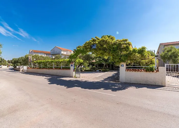 In Near * Brodarica (Sibenik-Knin)